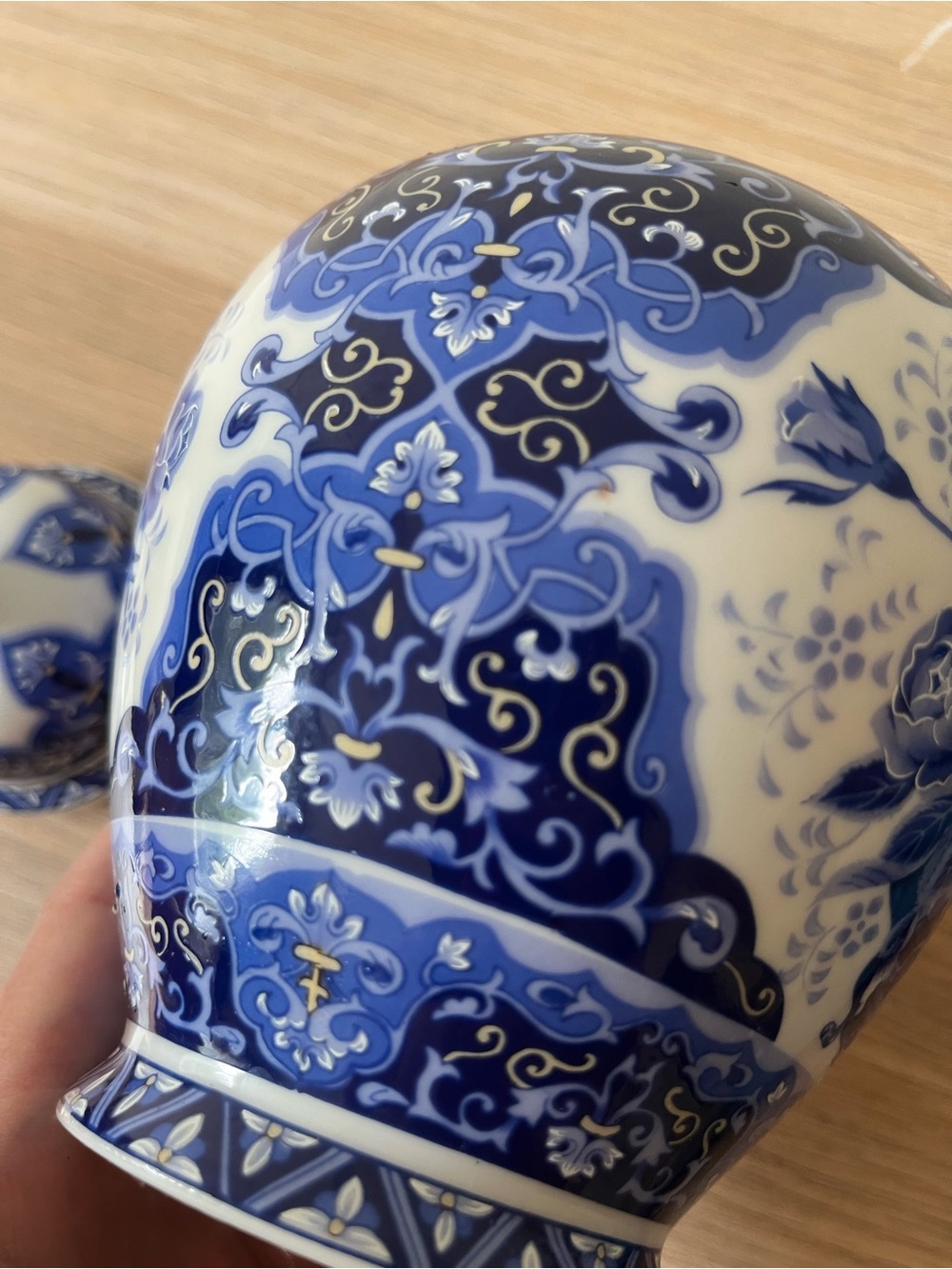🇯🇵 Handpainted Blue and White Floral Porcelain Ginger Jar with Lid Elegant - Picture 8 of 9